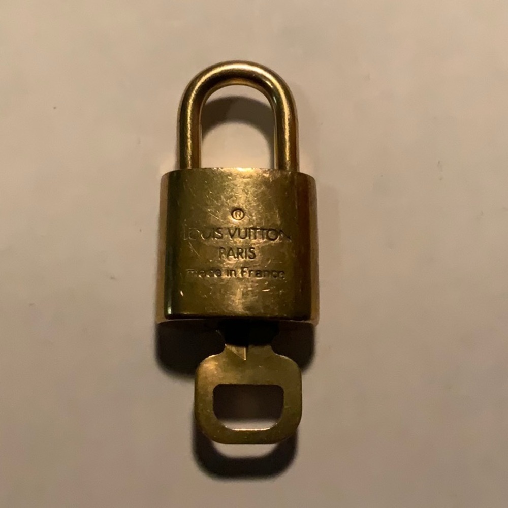 Vintage Louis Vuitton Brass ‘320’ in Goldtone with Goldtone Key - Picture 2 of 5